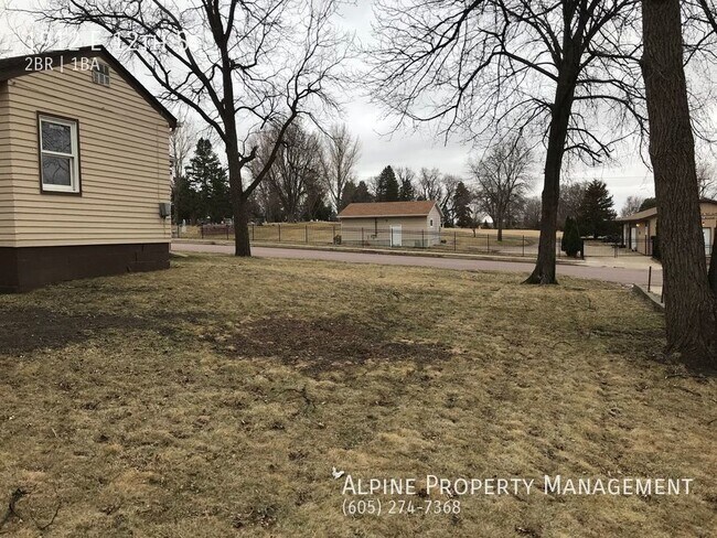Building Photo - East Side 2 Bed Ranch Home with 2 Car Garage!