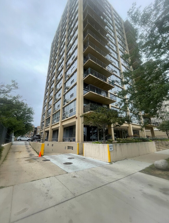 Building Photo - 6730 S South Shore Dr