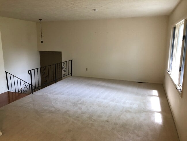 Building Photo - 4-Bedroom, 2-Bath in Normal