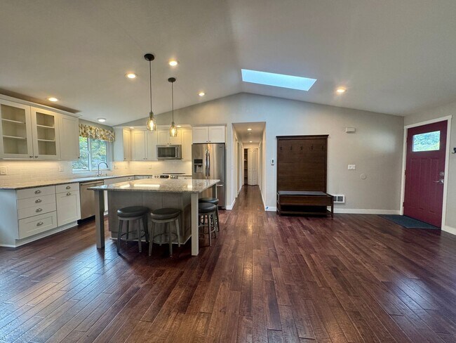 Building Photo - Beautiful 3 Bedroom Home in Bothell