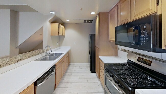 Foto del edificio - Woodland Hills Townhome S. of Ventura Blvd.