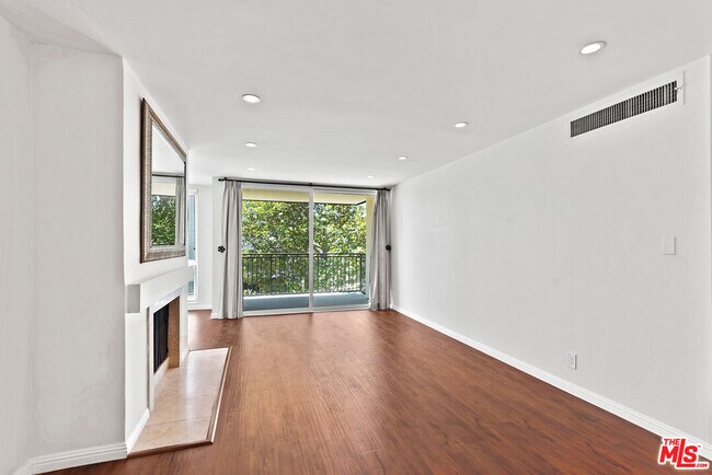 Foto del edificio - 1340 S Beverly Glen Blvd