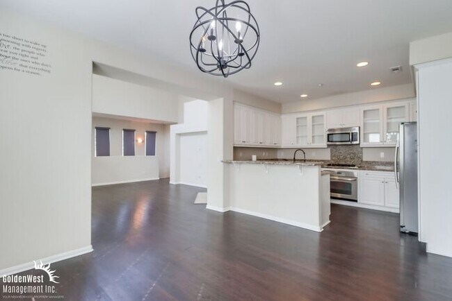 Foto del edificio - Bright & Spacious 2Bdm 2Ba Townhome in Eas...