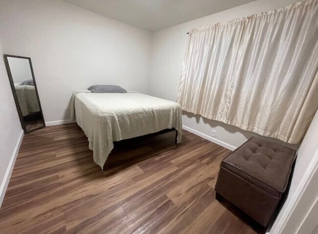 Foto del edificio - 4400 N Lakewood Blvd