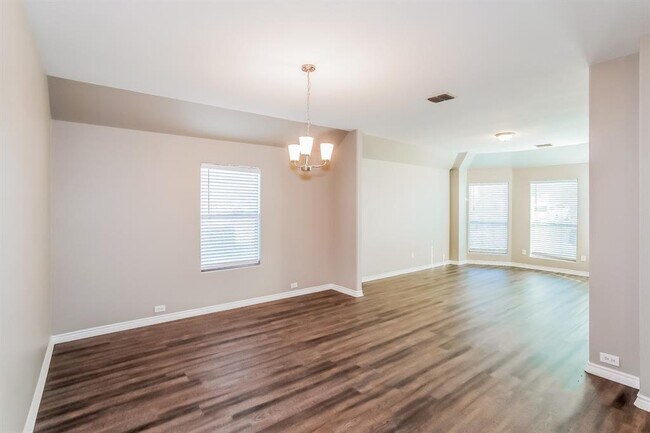 Building Photo - 10507 Village Trail Dr