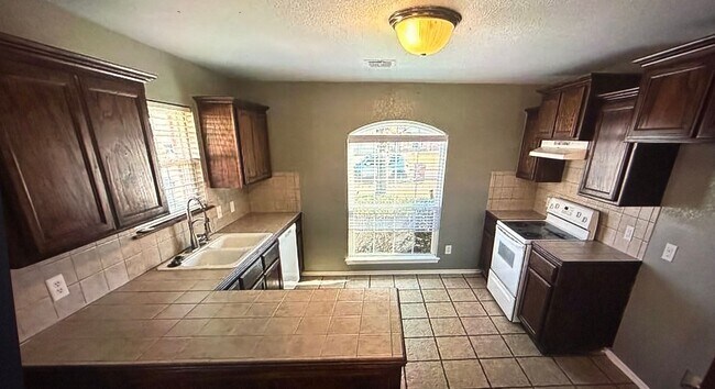 Foto del edificio - 3 bed 2 bath, great colors, furnishings and amenities!  Storm Shelter! Moore Schools , call us to...