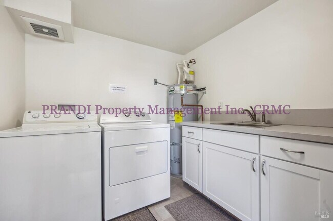 Foto del edificio - Reduced Rent! Now $4,600 (Was $4,950) Reno...