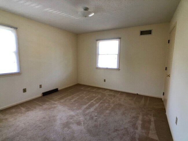 Foto del edificio - EXCEPTIONAL 2 Bedroom, 1 1/2 Bath Duplex Available!