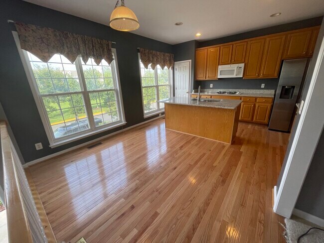 Building Photo - 22710 Lamoreaux Landing Square