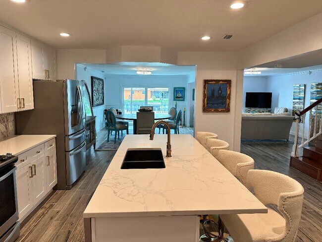 Building Photo - 8733 Bay Pointe Dr