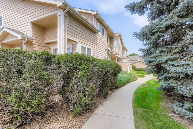 Foto del edificio - Check out this 2 bed 3 1/2 bath NOW!