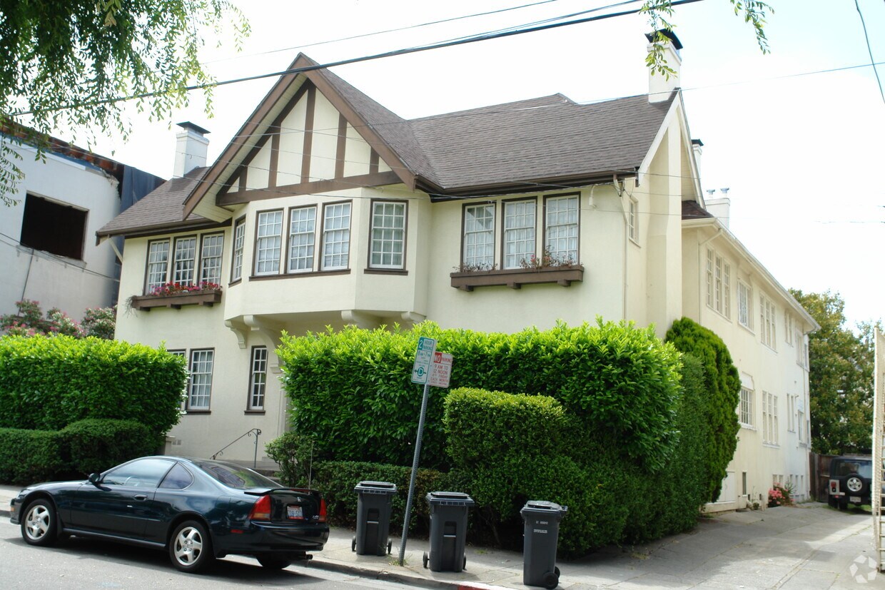 Primary Photo - 2712 Derby St