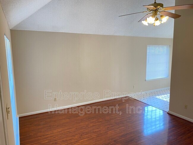 Foto del edificio - 3794 Walden Meadow Dr