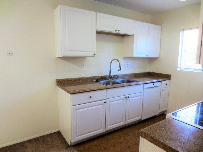 Building Photo - Private complex offering upstairs condo for rent