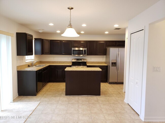 Building Photo - 10310 Magnolia Hills Dr
