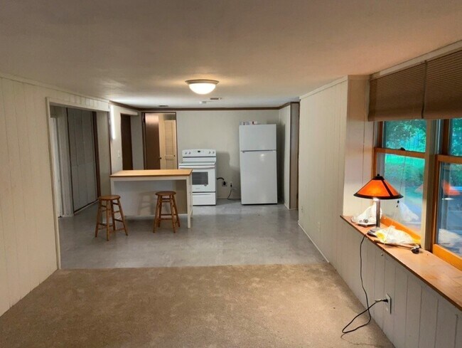Sala de estar con vista a la cocina - 5813 W 25 1/2 St