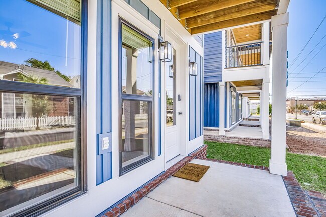 Building Photo - 520 N De Villiers St