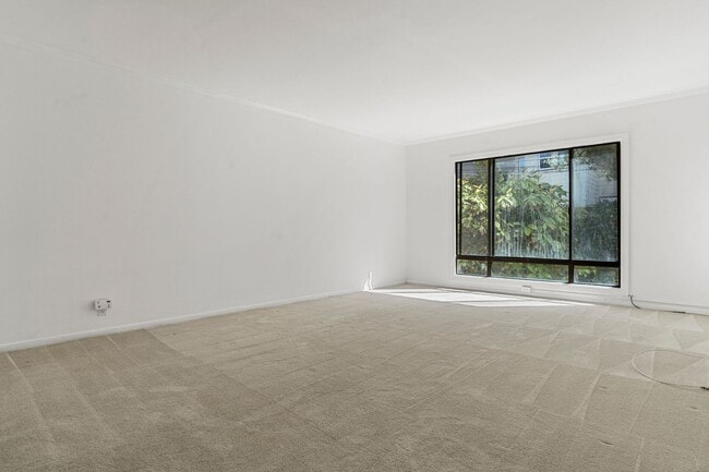 Building Photo - LARGE UCSF 1 BED APT W/ ONSITE LAUNDRY