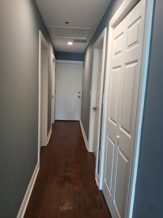 Building Photo - 4543 S Union Ave