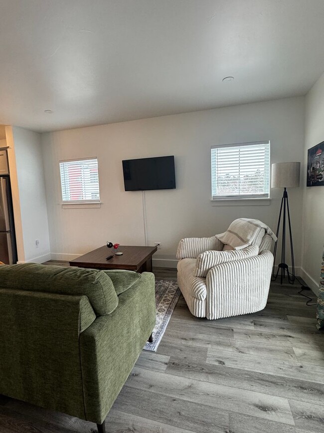 Building Photo - Beautifully Furnished Near Campus 30 Day R...