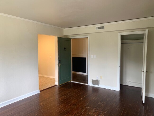 Foto del edificio - One Bedroom in Jefferson Park