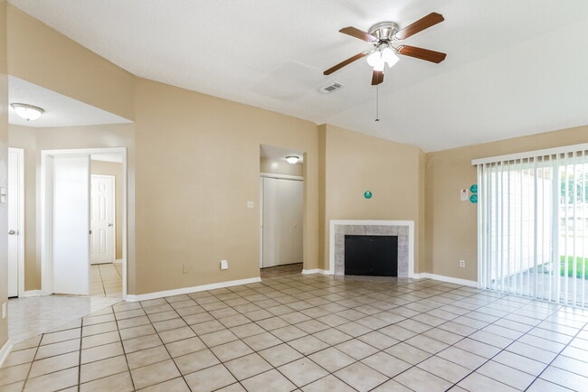 Foto del edificio - 2215 Hazyknoll Ln