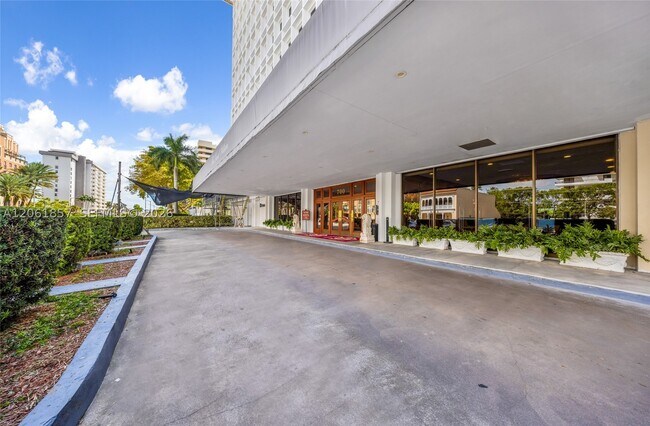 Building Photo - 700 Biltmore Ct