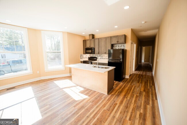 Building Photo - 210 W 8th St