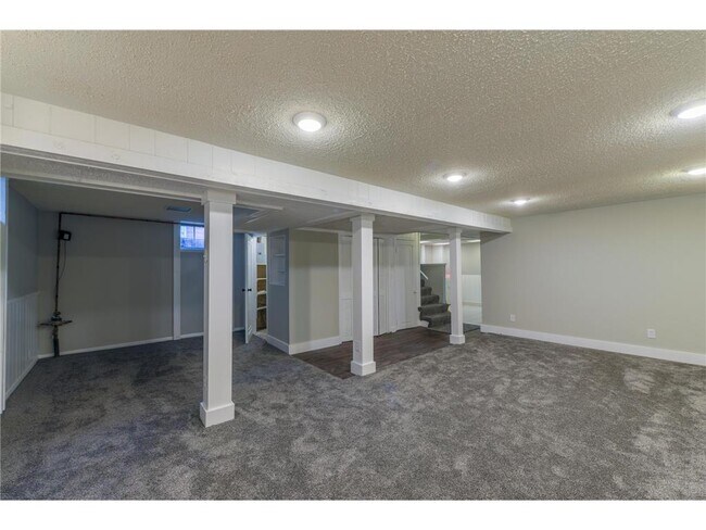 Building Photo - 11020 W River Rd