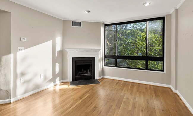 Foto del edificio - 3825 Davis Pl NW