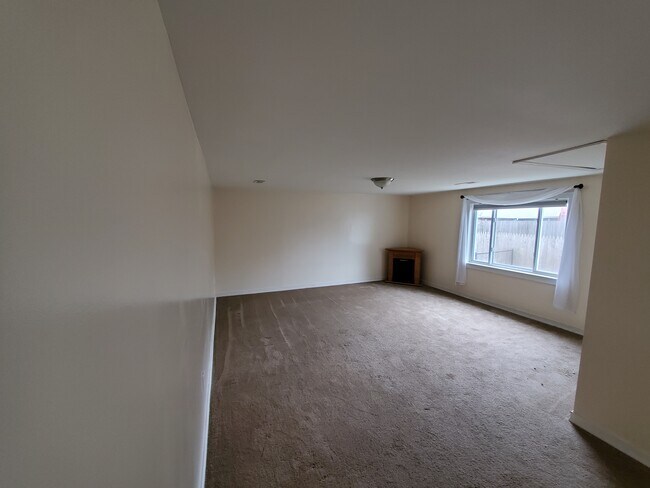 Building Photo - 1048 Lower Demunds Rd