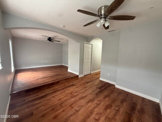 Building Photo - 228 E Holly Dr