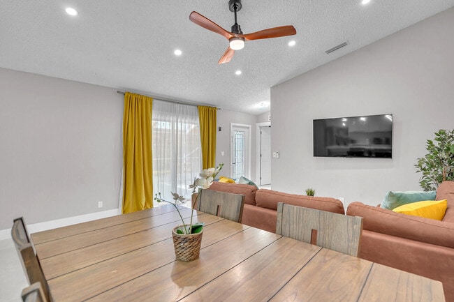 Foto del edificio - 1329 Periwinkle Pl