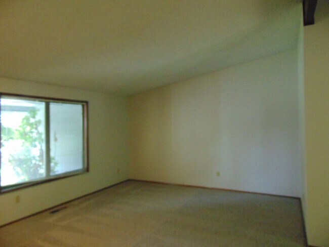 Building Photo - 3 Bedroom/2 Bathroom Ranch Style Home In D...