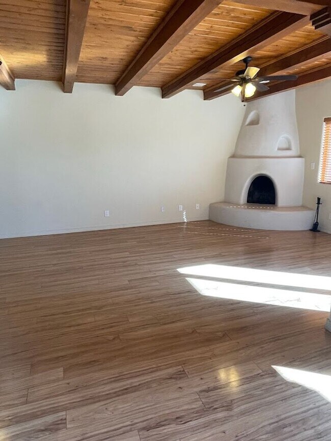 Building Photo - Tierra de Zia 3 Bdr, 3 bath Townhome with ...
