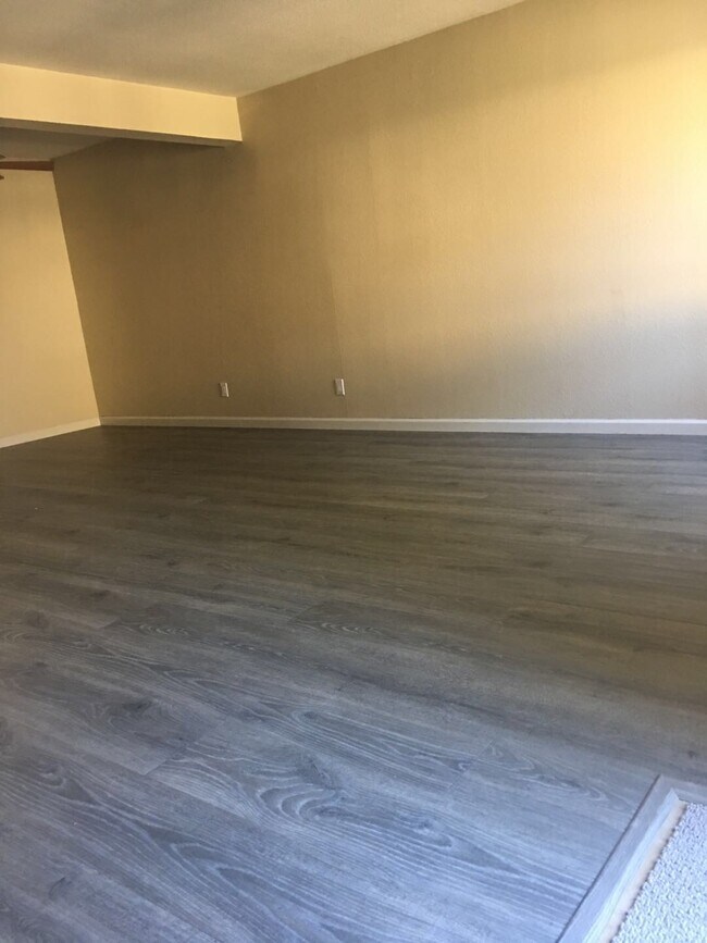 Foto del edificio - 5055 Valley Crest Dr