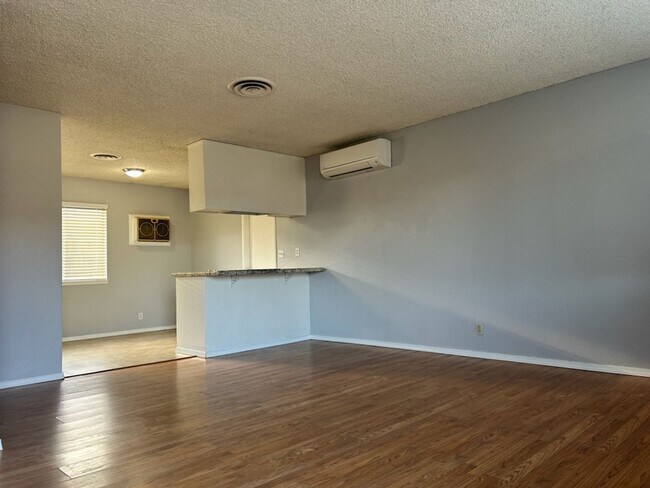 Foto del edificio - 632 Commercial Ave