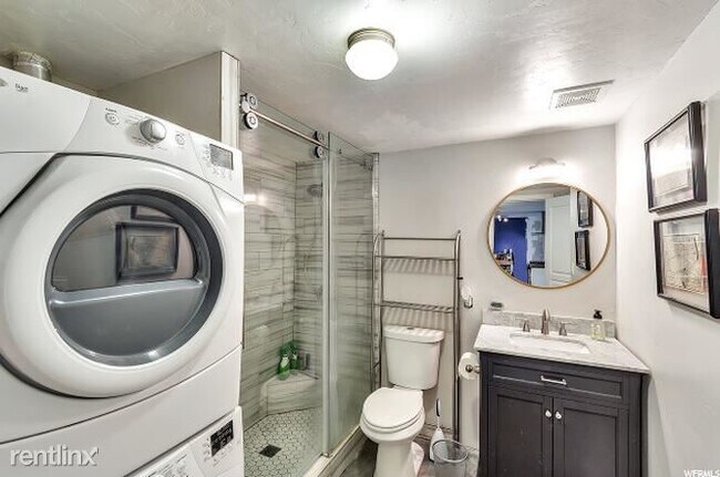 Building Photo - 1 br, 1 bath  - 143 E 1st Ave Apt 204