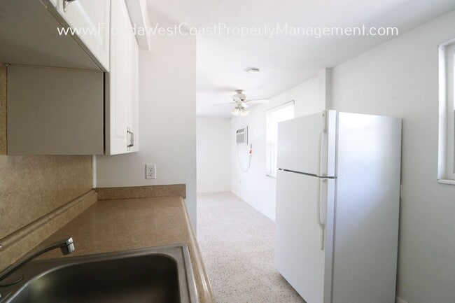 Building Photo - STUDIO UNIT AVAILABLE! STICKNEY POINT!! CU...