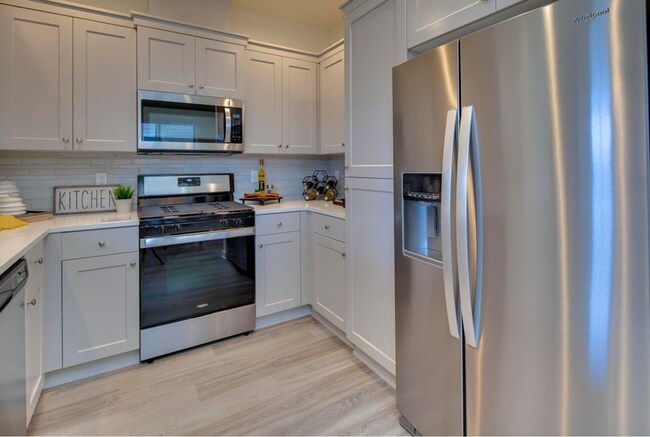 Building Photo - Cozy 3 Bed, 2.5 Bath Townhome in Prime Location!