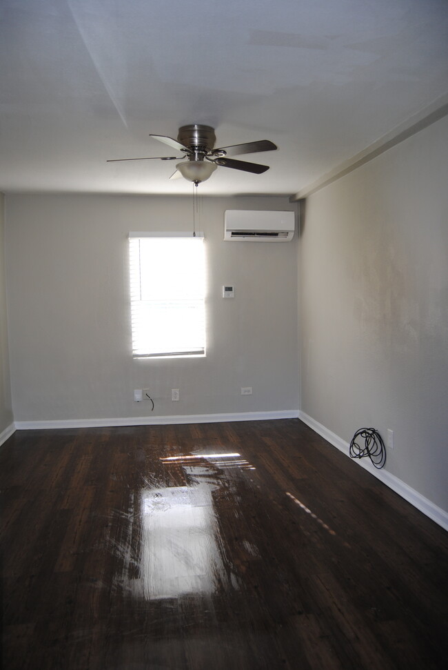 Building Photo - La Marque 6 Unit