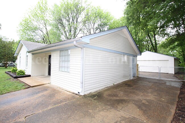 Building Photo - 6765 Camelot Rd