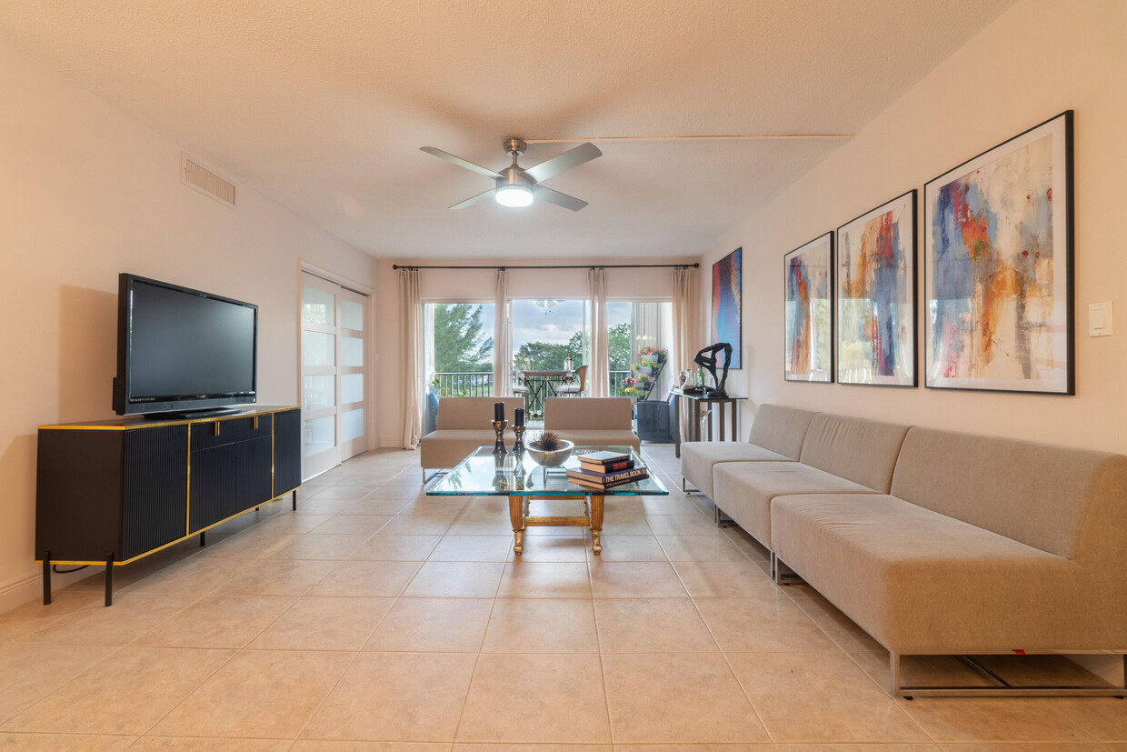 Primary Photo - 3200 N Palm Aire Dr