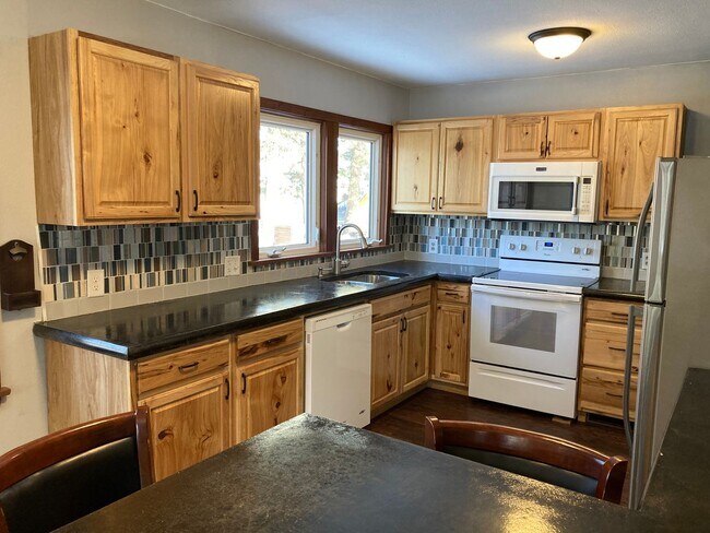 Building Photo - Amazing 4 Bedroom 2 Bathroom House with Garage!