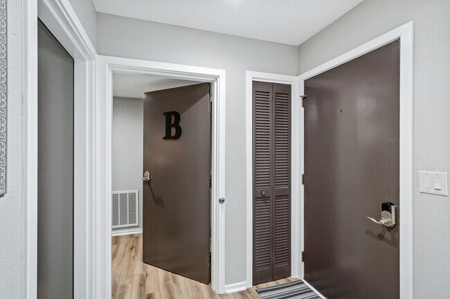 Building Photo - 129 Eagle Ct