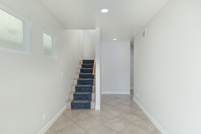 Foto del edificio - 3-Bed + 2.5 Bath Home with roof top deck with views of Ocean | Silverstrand Beach | Unfurnished