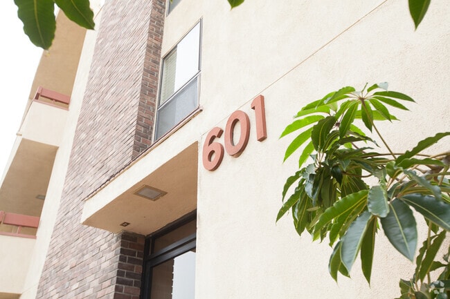 Building Photo - 601 Westholme Ave