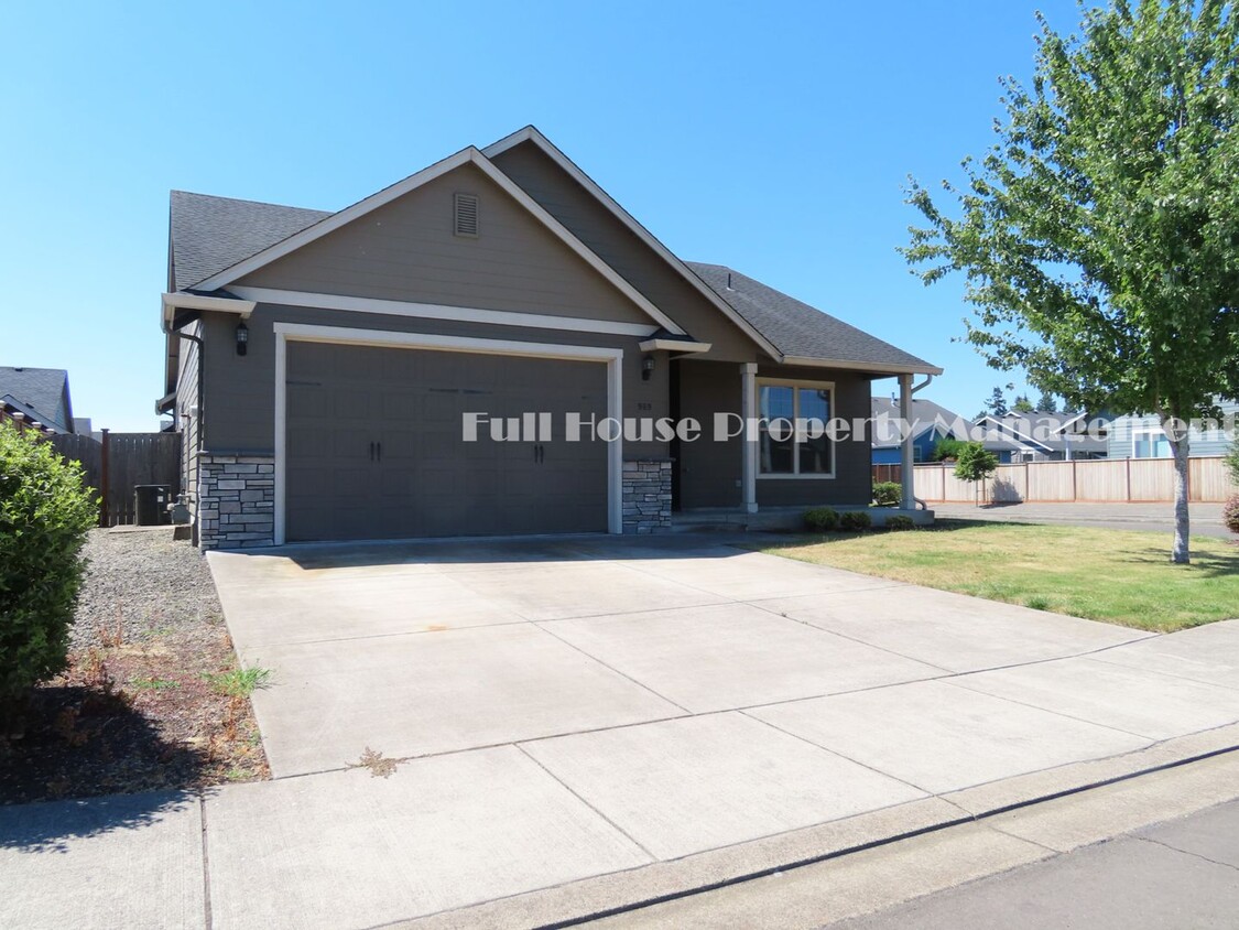 Foto principal - Custom 3 Bed, 2 Bath Home in Junction City...