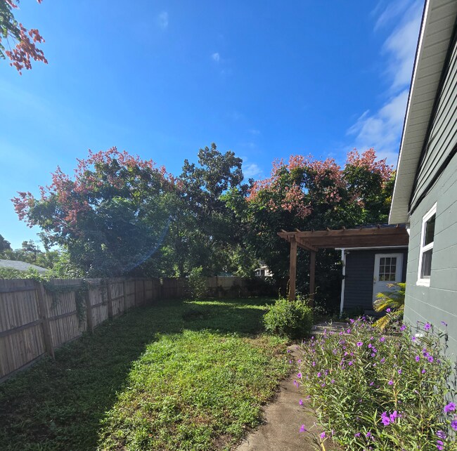 Foto del edificio - 933 Arlingwood Ave