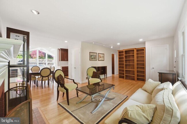 Foto del edificio - 2351 N Vermont St